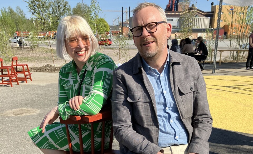 Nora Kvassman, arkitekt stadsbyggnadsförvaltningen Västerås stad och Carl Arnö, stadsbyggnadsdirektör, Västerås stad, i en av de sammanbyggda vänskapsstolarna.