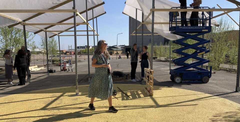 Marit Sihm Kvenangen, projekt Mälarporten, framför de resta regn- och solskyddstaken.