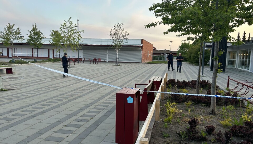 Avspärrat vid brottsplatsen på Bäckby. Avspärrat vid brottsplatsen på Bäckby.