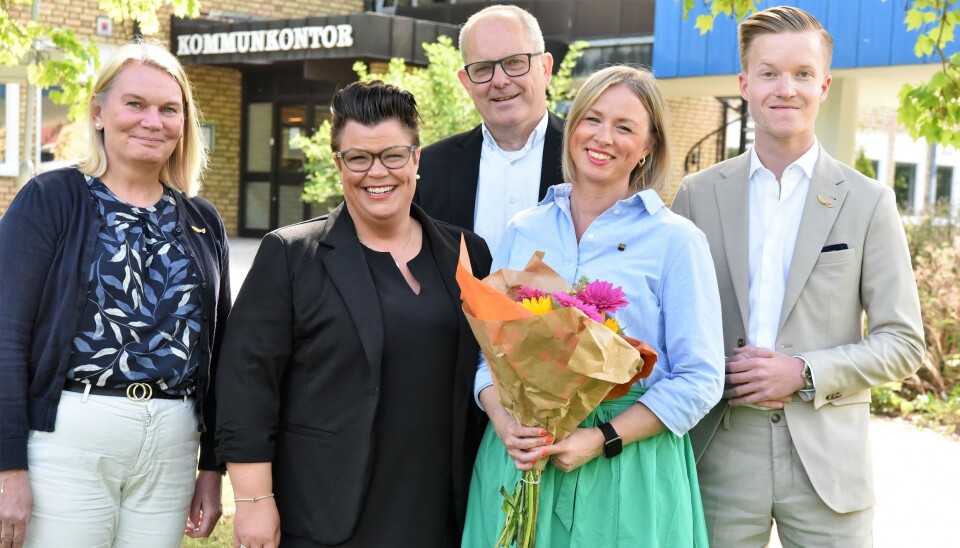 Firade. Svenskt Näringsliv uppvaktade Surahammars kommun med blommor med anledning av det fina resultatet i företagsklimatmätningen. Från höger i bild: Kristin Lahed, regionchef Svenskt Näringsliv, Johanna Olofsson (M), kommunstyrelsens ordförande, Fredrik Cederblom, kommunchef, Maria Granberg, näringslivschef och Carl Kling, näringspolitisk rådgivare Svenskt Näringsliv