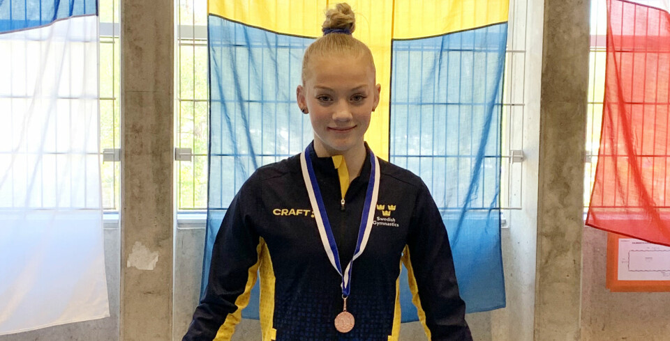 Maja Gustavsson med bronspengen från junior-NM runt halsen.