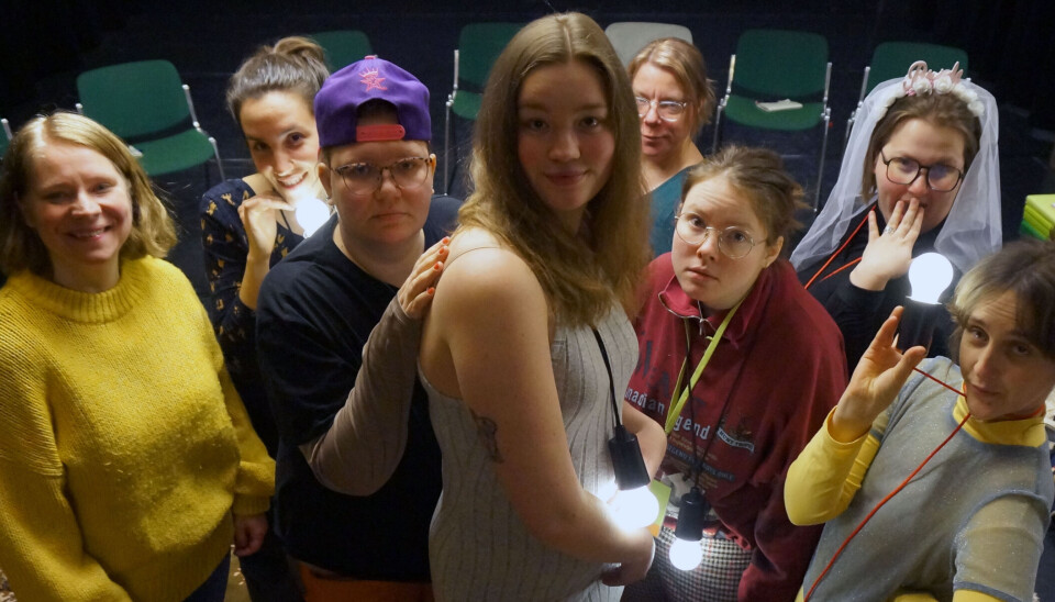 Sociala medier-pjäs. Likes, som handlar om hur det skulle vara om sociala medier, som olika appar, var människor, framförs av Teater Olivers Tjejensemble.