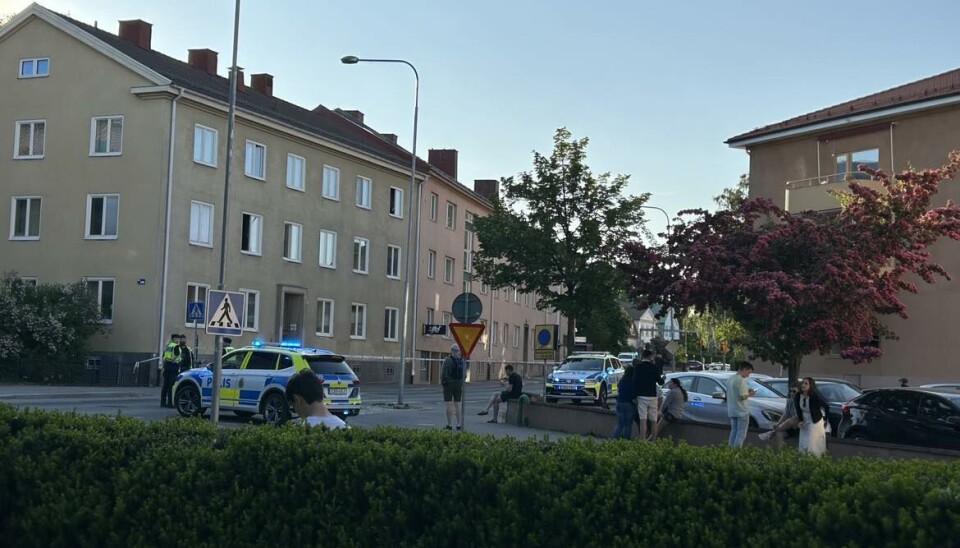 Många hörde smällen och har nu sökt sig till avspärrningarna för att ta reda på vad som har hänt.