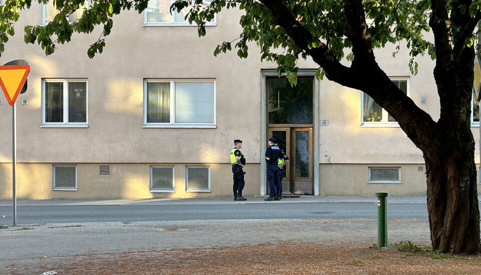 Polisen undersöker porten där explosionen ska ha inträffat.