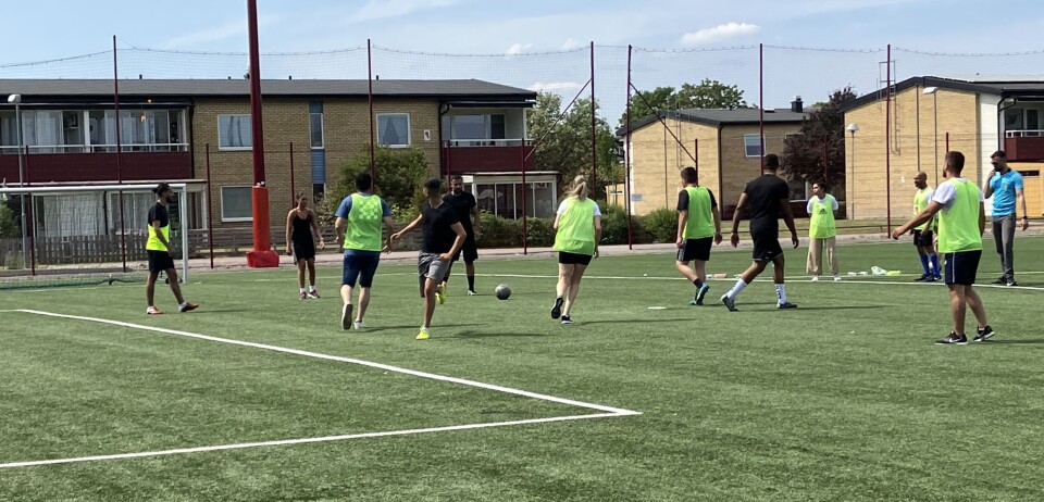 Det spelades en fotbollsturnering i den gassande solen.