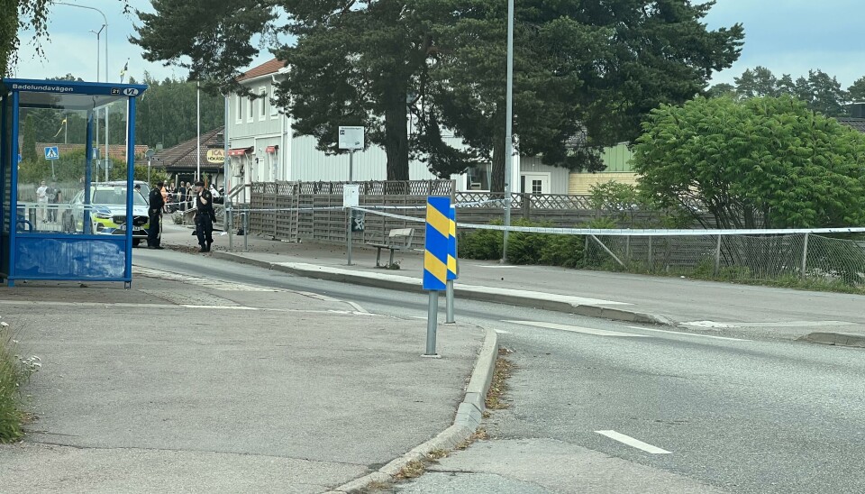 Polisen spärrade av ett område i Hökåsen efter att en man i 20-årsåldern blivit attackerad med ett tillhygge.