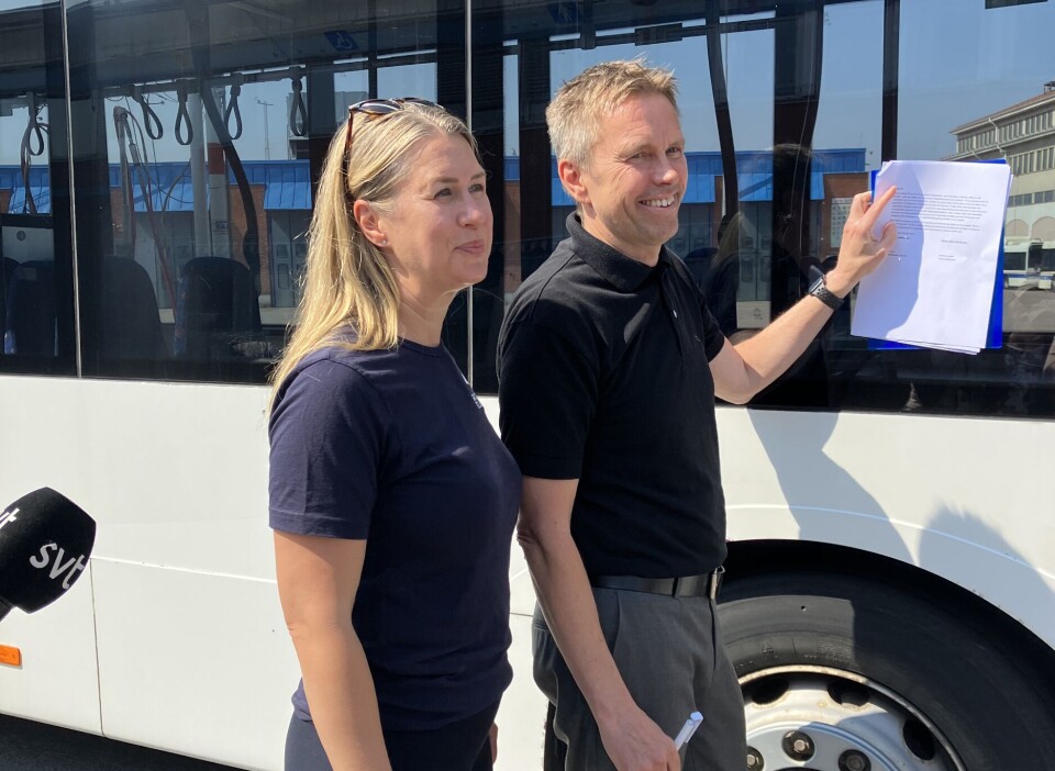 Kristina Leivik, en av grundarna till Skicka vidare till Ukraina och Peter Liss, vd på Svealandstrafiken undertecknade avtalet.