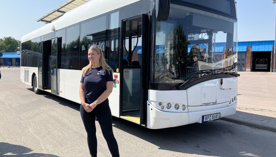 Kristina Leivik och den skänkta bussen som tidigare gått i stadstrafik.