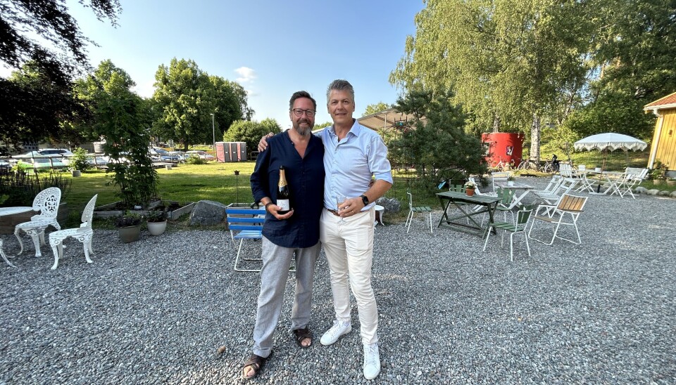 Björn Carlsson från Officersmässen och Peter Alexandersson från Västerås Tidning bjuder in till dryckesmässa.