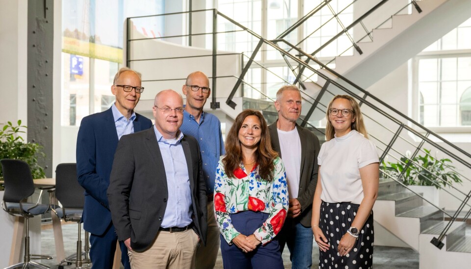 Ledningen för Hitachi och skolan.