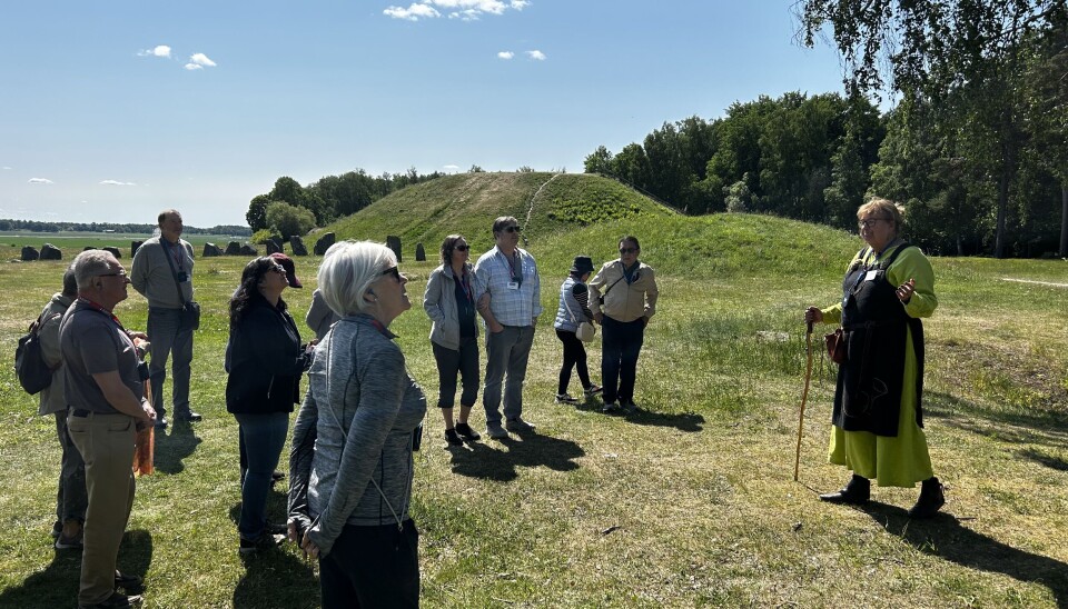 Stort intresse. Annelie Öster Friberg berättar om Anundshögs rika historia för gästerna från USA.