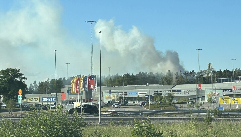 Det brann i skogen bakom Erikslunds Shoppingcenter.
