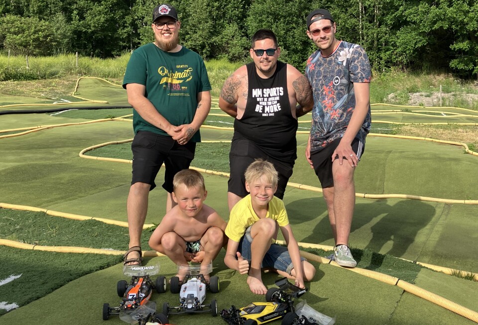 Daniel Frankén, Patrik Andrassy, Samuel Berg och killarna Nelio och Aaron på klubbens bana.
