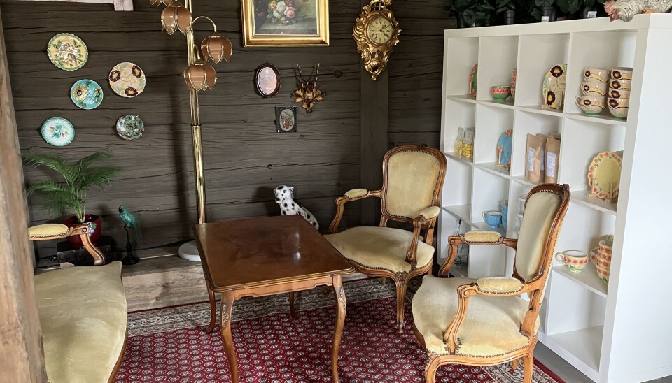 Det mesta av inredningen är second hand. En kläd- och inredningsbutik i Västerås skänkte all sin gamla inredning när de bytte ut sin till ny Det mesta av inredningen är second hand. En kläd- och inredningsbutik i Västerås skänkte all sin gamla inredning när de bytte ut sin till ny