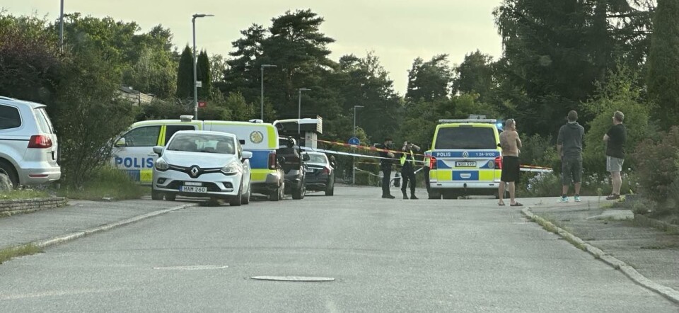 Polisen har spärrat av ett område där skottlossningen ska ha inträffat.