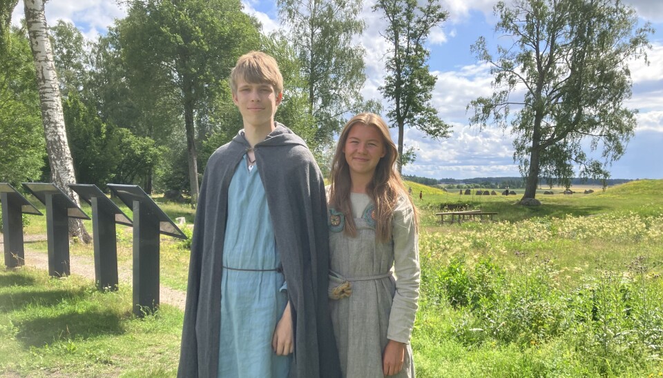 Timothy Castleton och Hanna Sundberg har sommarjobb på Anundshög.