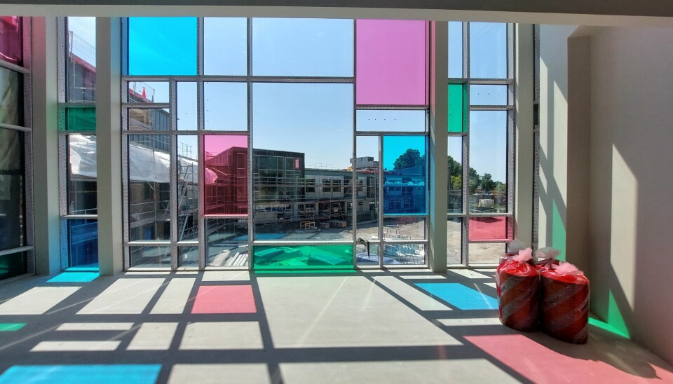 Skolan kommer att få en spännande arkitektur med bland annat färgade fönsterpartier.