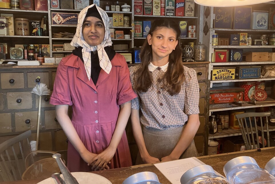 I Lanthandeln står Sondos och Gita som sommarjobbar sin första dag av fyra veckor på Vallby Friluftsmuseum.