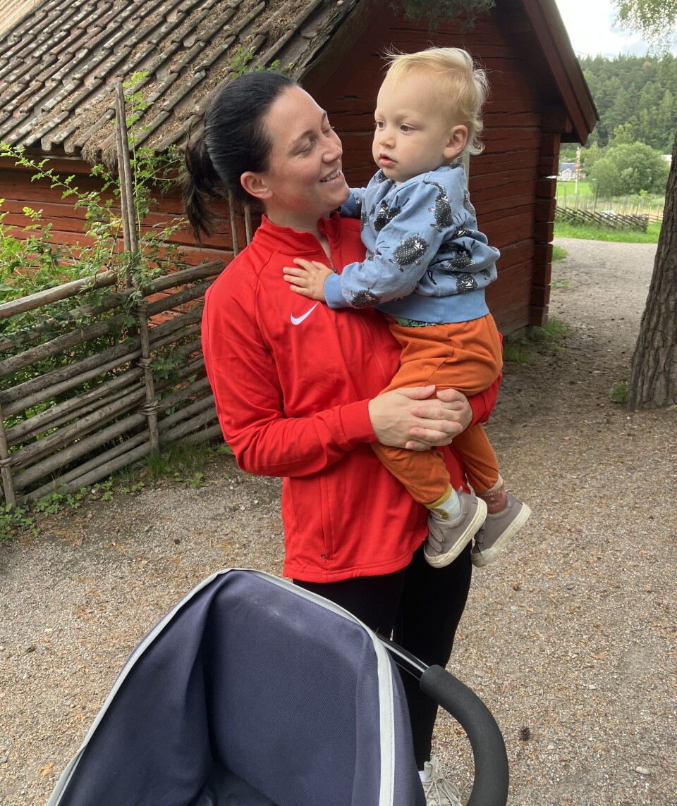 Frida Eriksson och Thor Brolin, 2 år – på trygg mark utan en bil i sikte.
