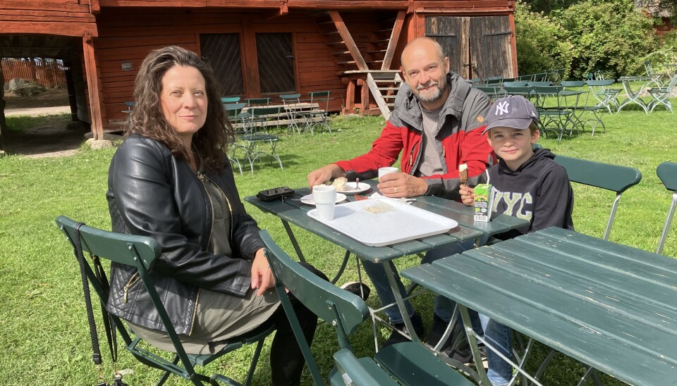 Agatina, Stefan och 7-årige Simon Matero Costa från Fagersta
tycker att det är lite som att komma tillbaka till gamla Sverige på friluftsmuseet.