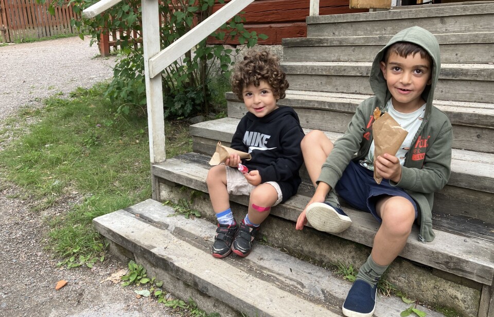 Benjamin 2,5 år och Matay, snart 6 år är tillbaka i staden där pappan växte upp. ”Det är mysigt här med naturen och de gamla husen. Det är en Emil i Lönneberga-känsla”, säger barnens pappa.