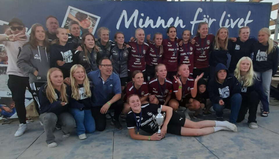 Drottningar av sand. Här är spelarna som fixade Bäckby Uniteds trippel. Drottningar av sand. Här är spelarna som fixade Bäckby Uniteds trippel.