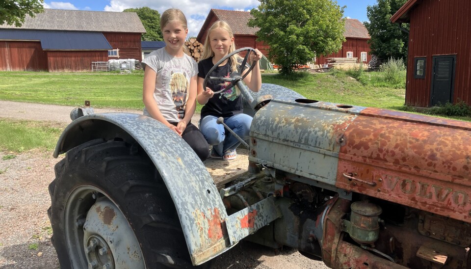 En traktor finns att ”köra” på gården.