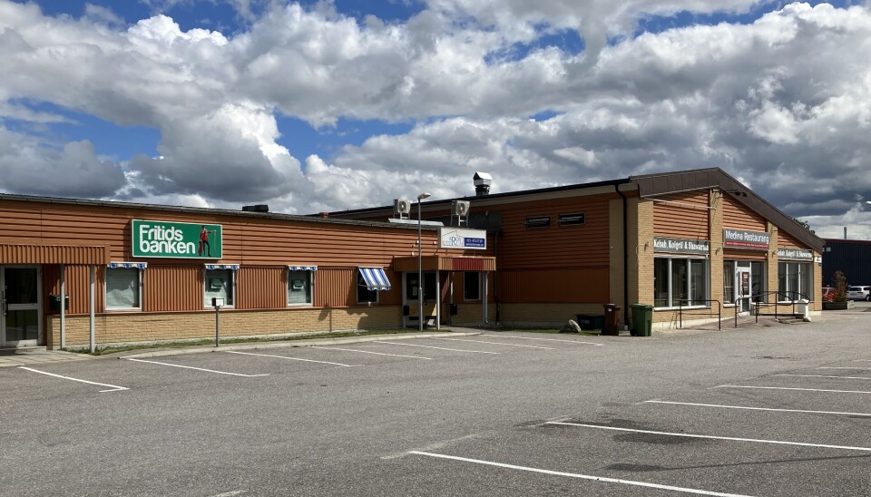 Flera företag drabbades när en brand bröt ut under natten till torsdagen i en stor fastighet på Bäckby industriområde.