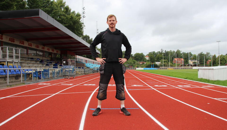 Västerås Friidrottsklubbs kanslichef Henrik Astfors på de nya banorna på Arosvallen. ”Det är fina banor som vi är jättenöjda med”.