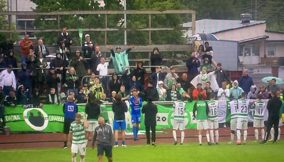 VSK-spelarna jublar med de tillresta fansen efter segern mot Skövde.