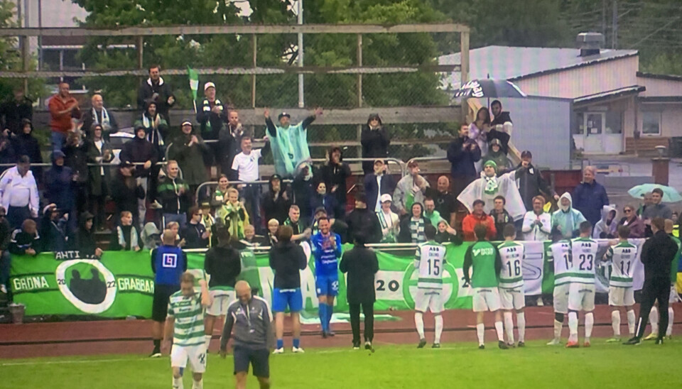 VSK-spelarna jublar med de tillresta fansen efter segern mot Skövde. VSK-spelarna jublar med de tillresta fansen efter segern mot Skövde.