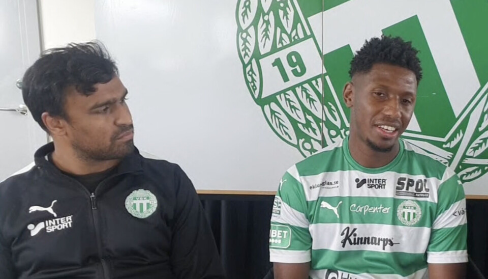 Den 27-årige fransmannen Aly Coulibaly är klar för VSK. Till vänster klubbens manager Kalle Karlsson. Den 27-årige fransmannen Aly Coulibaly är klar för VSK. Till vänster klubbens manager Kalle Karlsson.