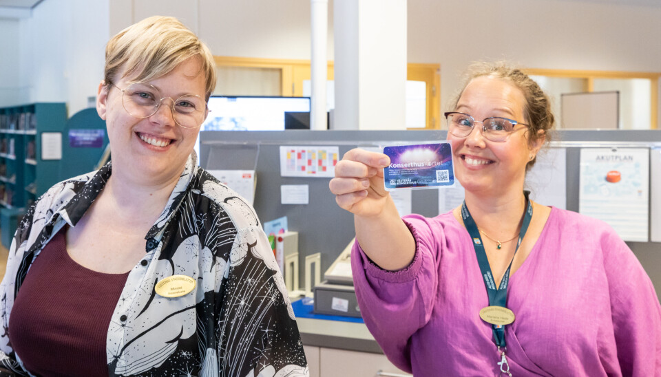 Från vänster: Mimmi, bibliotekarie på Bäckby Bibliotek och Mariana Hede, enhetschef för lokal biblioteksverksamhet i Västerås.