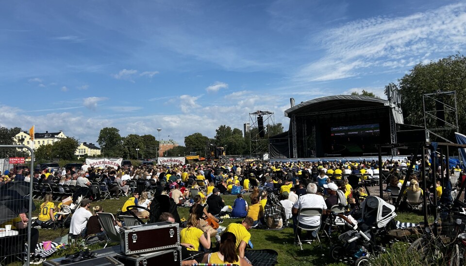 Folkparken vid Mälaren fylldes av supportrar på tisdagen.