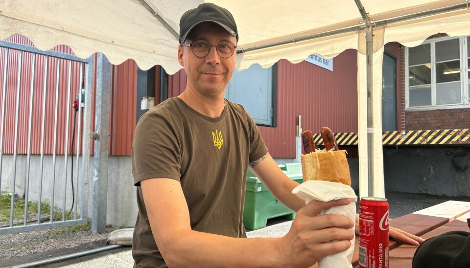Magnus Haeppling, första kunden till ”Korvlådan”. ”Det smakar riktigt bra. Jag tog två ”dagens korvar” i baguette”, säger han.