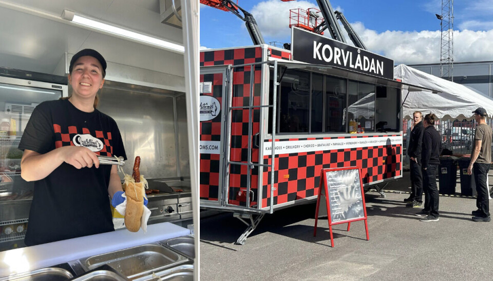 Första kunderna. Sara Öhman serverade de första korvarna från Carlströms nya rullande korvkiosk ”Korvlådan” under onsdagslunchen.