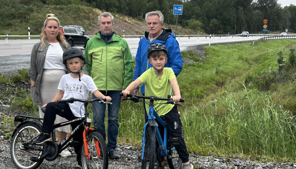 Tung trafik. Sofia Stenberg, Göran Ekström och Jan Berglund vill att deras barn och andra ska få en trygg cykelväg vid väg 56. Tung trafik. Sofia Stenberg, Göran Ekström och Jan Berglund vill att deras barn och andra ska få en trygg cykelväg vid väg 56.