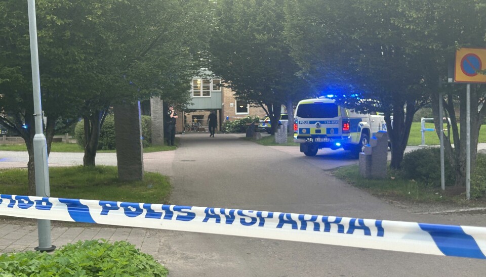 Polis på plats vid brottsplatsen på Skallberget på fredagskvällen.