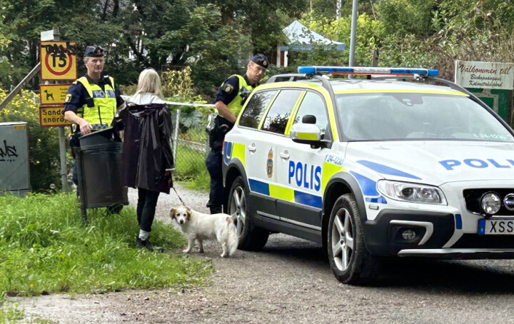 Polisen har spärrat av Biskopsängens kollonistugområde.
