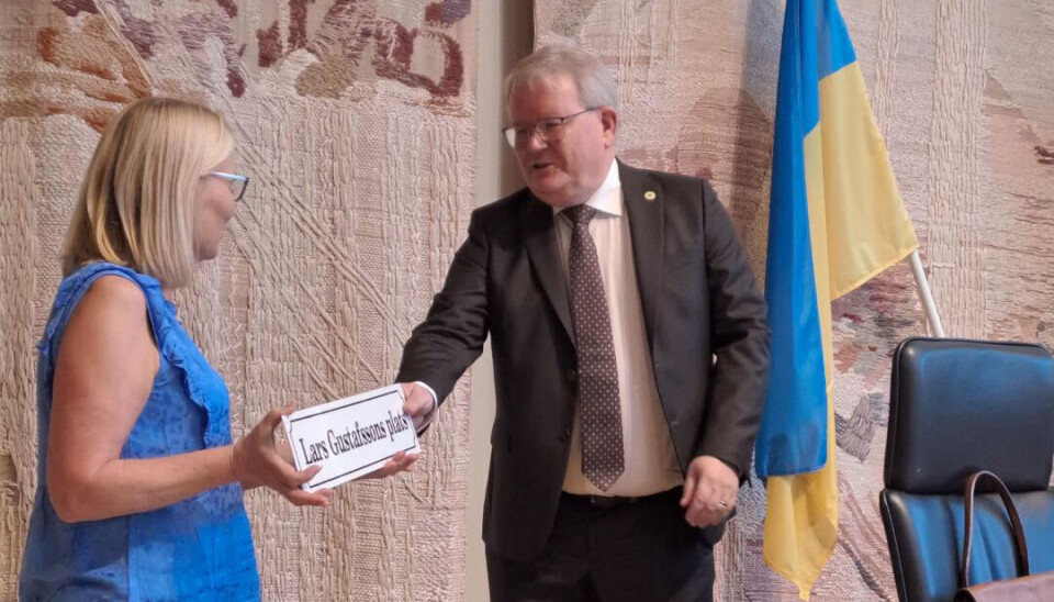 Elisabeth Unell lämnar över skylten. Elisabeth Unell lämnar över skylten.
