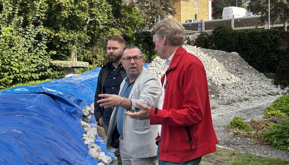 Översvämningsskydd. Michel Bou Antoun tillsammans med Per Bolund och Markus Lindgren från Miljöpartiet vid en sandbank som byggts upp för att stoppa vattnet vid Falkenbergska kvarnen. Översvämningsskydd. Michel Bou Antoun tillsammans med Per Bolund och Markus Lindgren från Miljöpartiet vid en sandbank som byggts upp för att stoppa vattnet vid Falkenbergska kvarnen.
