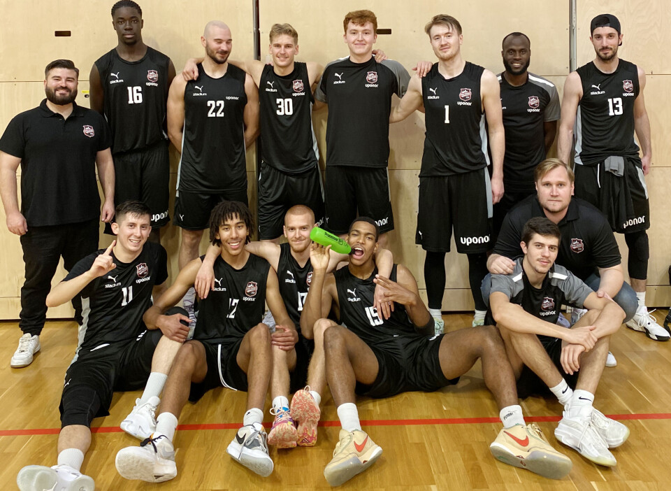 Premiärseger. Nöjda och glad aspelare i Aros Basket efter premiärsegern i Basketettan.