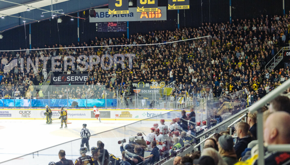 Storpublik. 3865 åskådare hade sökt sig till ABB Arena Nord för att heja fram VIK i premiären.