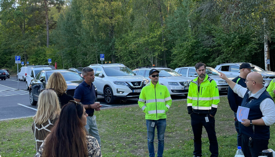 Projektledare Mattias Dahlberg berättar om den nya parkeringen och den nya LED-belysningen på Björnön.
