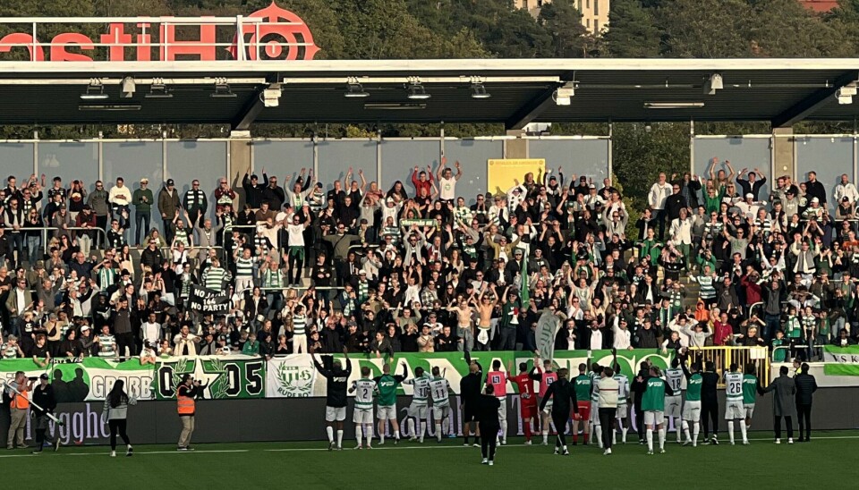 VSK-spelarna tackar den stora klacken efter övertygande 3–0 mot Trelleborg.