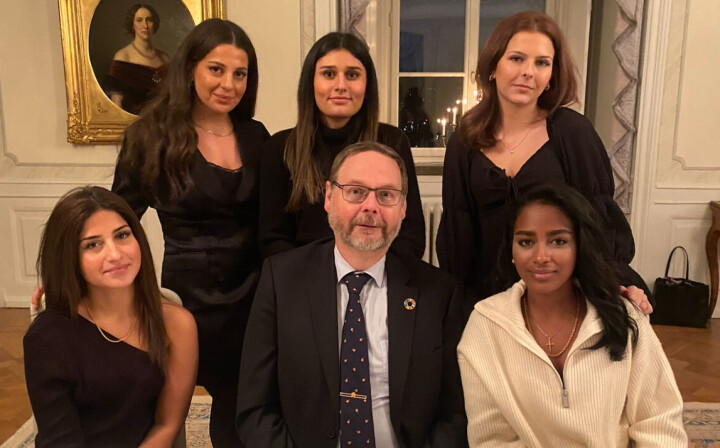 Prisades av landshövdingen. Laura Akpinar (projektledare), Ivana Behnam (aktivitetsledare), Filippa Cirkovic (aktivitetsledare). Nedre raden: Råda Gunnillson (aktivitetsledare) landshövdingen, Soliana Neamin (aktivitetsledare).