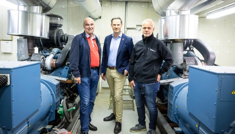 Från vänster: Johan Jürss, avgående projektchef inom Program Nytt Akutsjukhus, Mikael Andersson Elfgren (M), regionstyrelsens ordförande samt Mikael Svanström, enhetschef, Förvaltningen för fastighet och service.