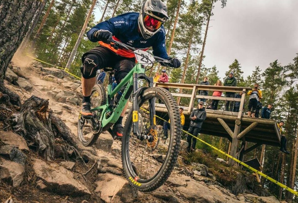 Jacob Ekström i full aktion nerför downhill-spåren.