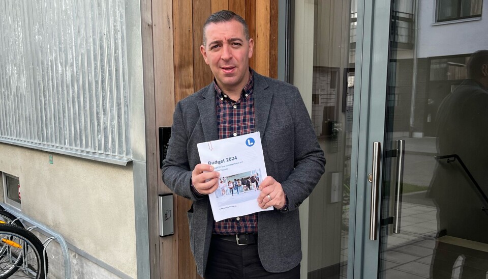 Roger Haddad med Liberalernas alternativa budgetförslag.