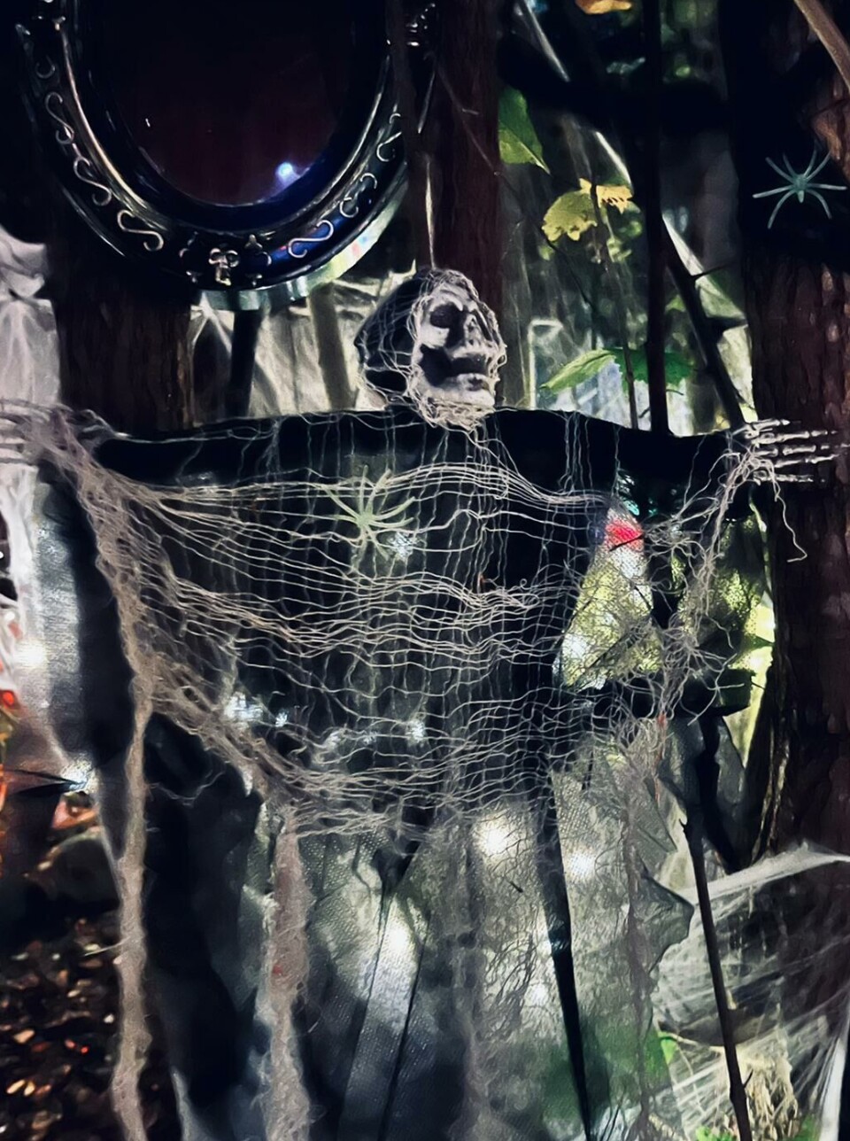 Skräcktema. När skymningen faller, runt klockan 18.00, öppnar ”Skräckzonen” bakom huset.